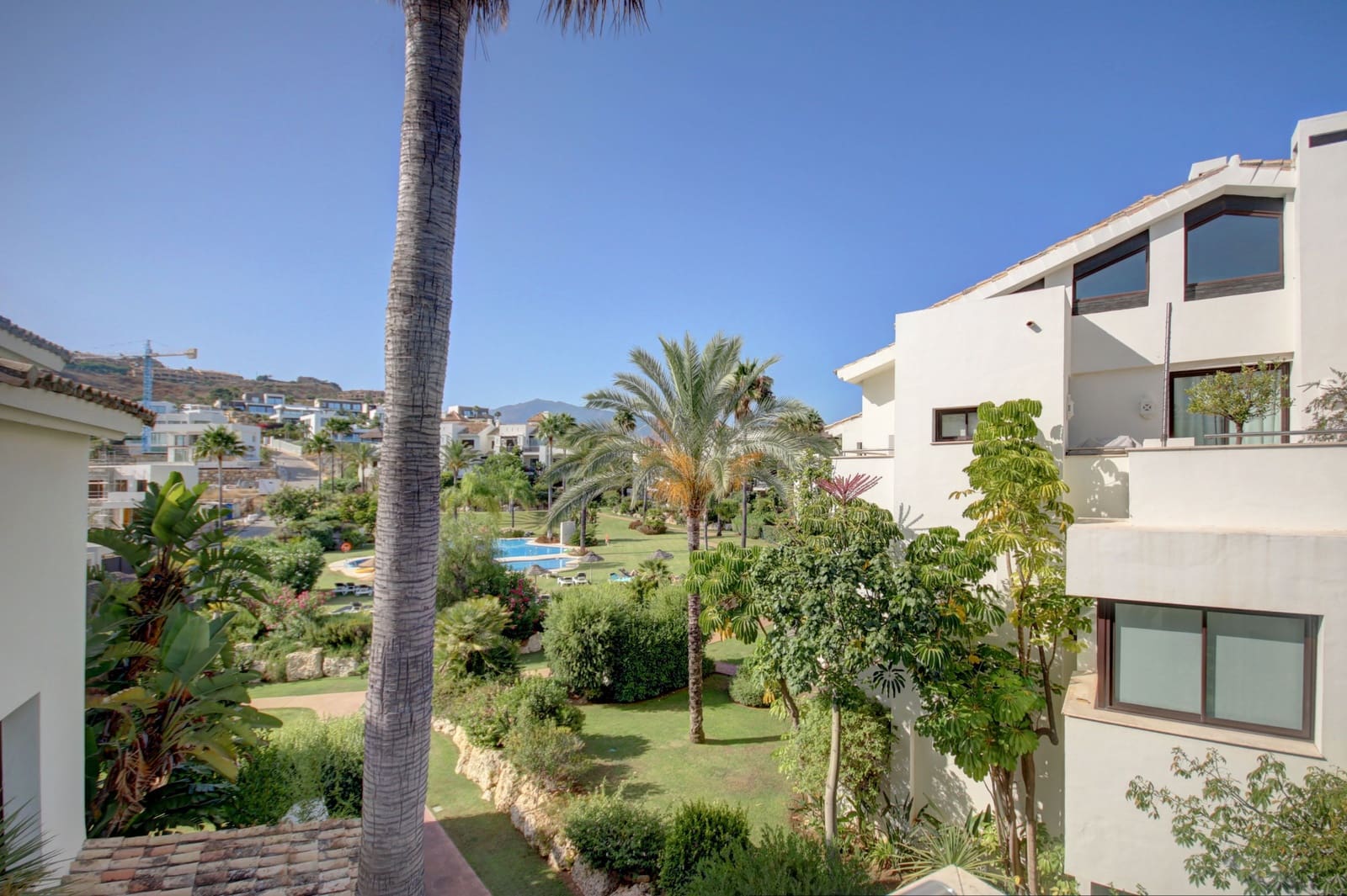3 sypialnia Apartament na sprzedaż w Marbella z basenem garażem - 1 175 000 € (Ref: 10002004)