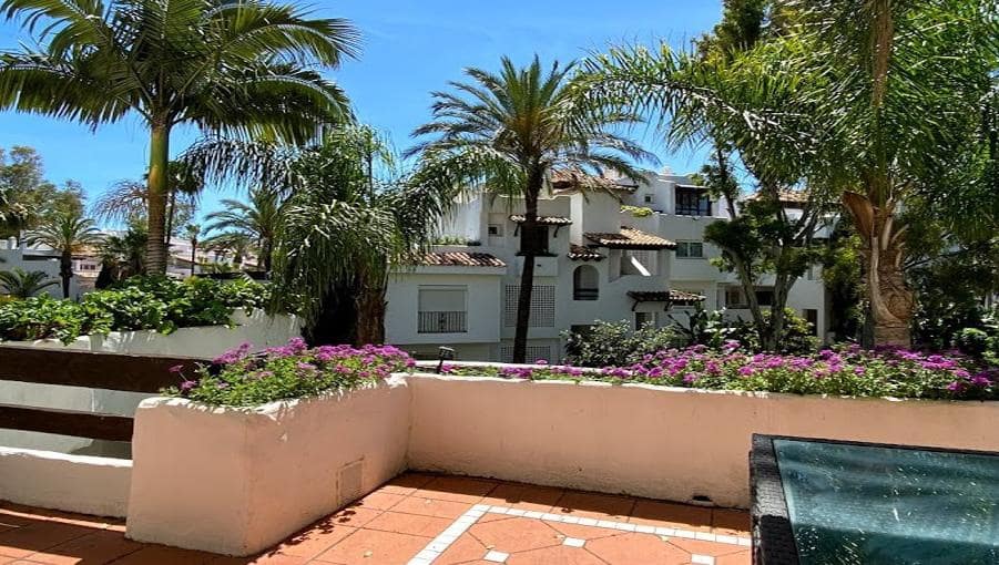 2 bedroom Apartment for sale in Marbella with pool garage - € 780,000 (Ref: 10002005)