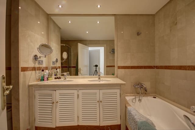 2 bedroom Apartment for sale in Marbella with pool garage - € 780,000 (Ref: 10002005)