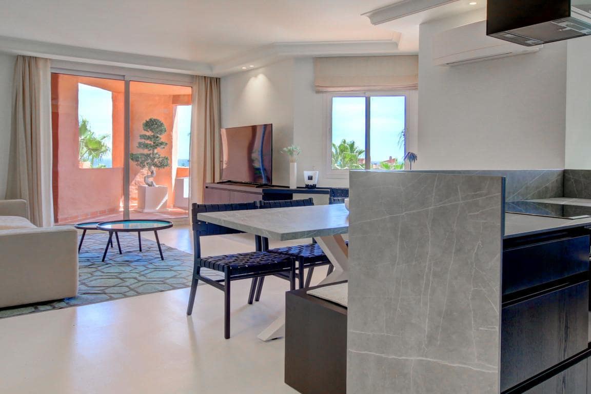 2 sovrum Lägenhet till salu i Estepona med pool garage - 895 000 € (Ref: 10002006)