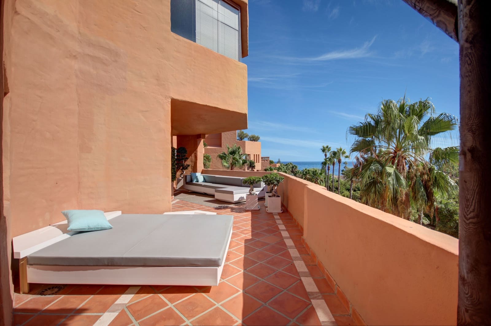 2 sovrum Lägenhet till salu i Estepona med pool garage - 895 000 € (Ref: 10002006)