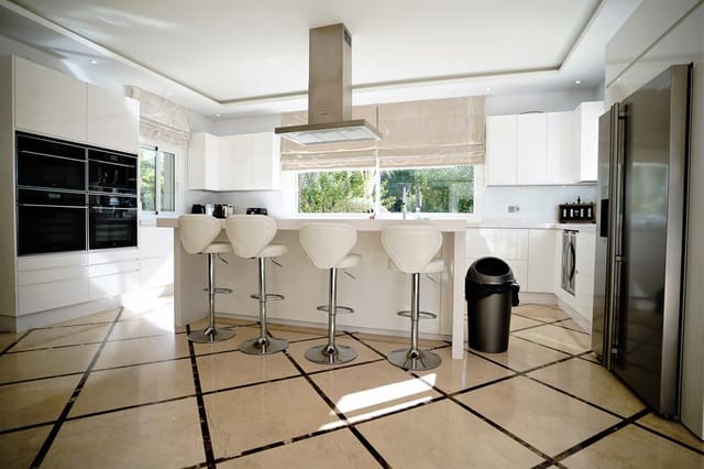 Chalet de 4 habitaciones en La Heredia, Benahavís en venta con piscina garaje - 1.900.000 € (Ref: 10002007)