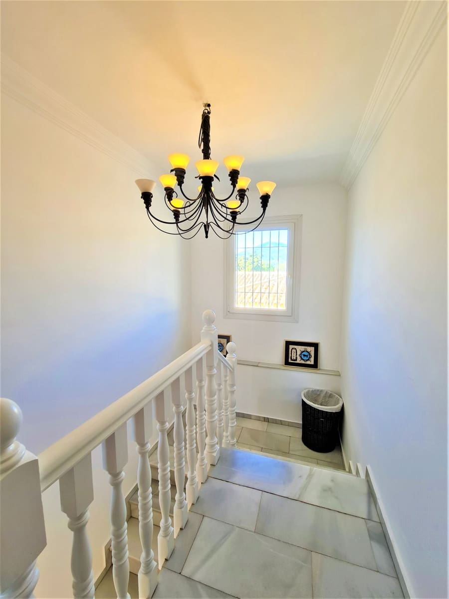 4 chambre Villa/Maison à vendre à Nueva Andalucia avec piscine - 1 279 000 € (Ref: 10002008)