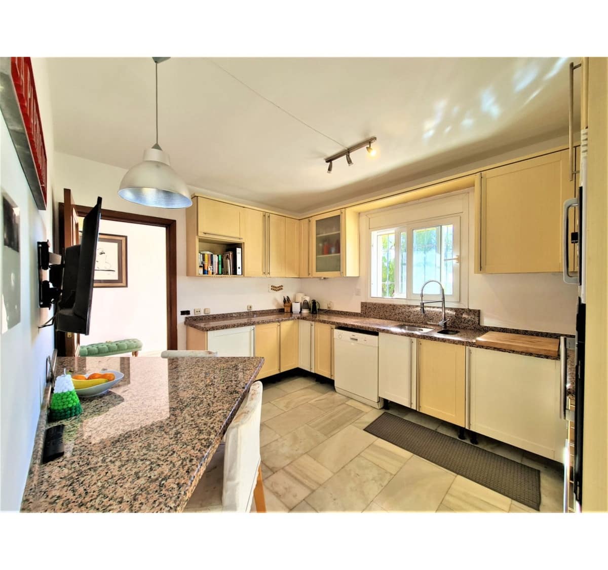 4 bedroom Villa for sale in Nueva Andalucia with pool - € 799,000 (Ref: 10002020)