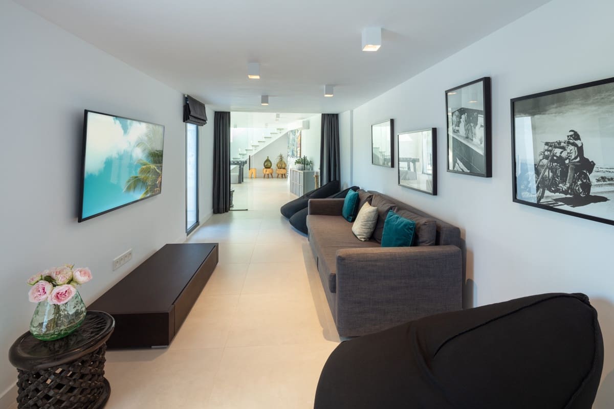 4 bedroom Villa for sale in Marbella with pool garage - € 3,995,000 (Ref: 10002024)