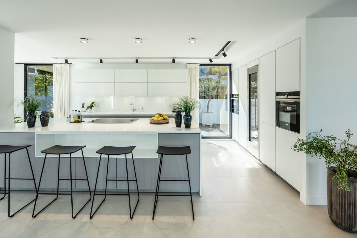 4 bedroom Villa for sale in Marbella with pool garage - € 3,995,000 (Ref: 10002024)