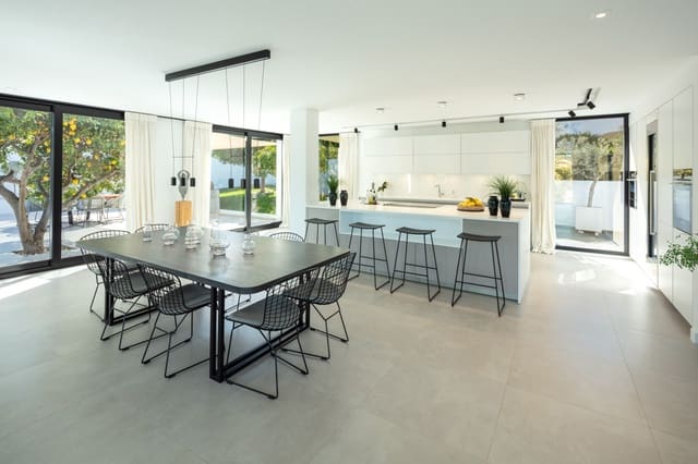 4 bedroom Villa for sale in Marbella with pool garage - € 3,995,000 (Ref: 10002024)
