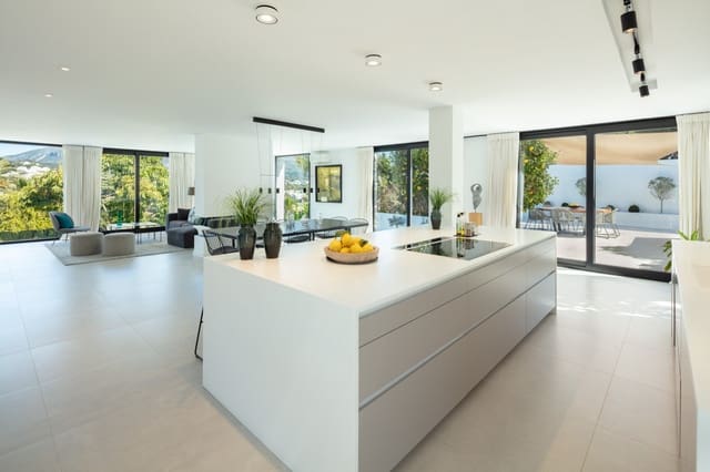 4 bedroom Villa for sale in Marbella with pool garage - € 3,995,000 (Ref: 10002024)
