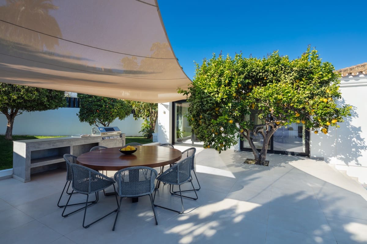 4 bedroom Villa for sale in Marbella with pool garage - € 3,995,000 (Ref: 10002024)