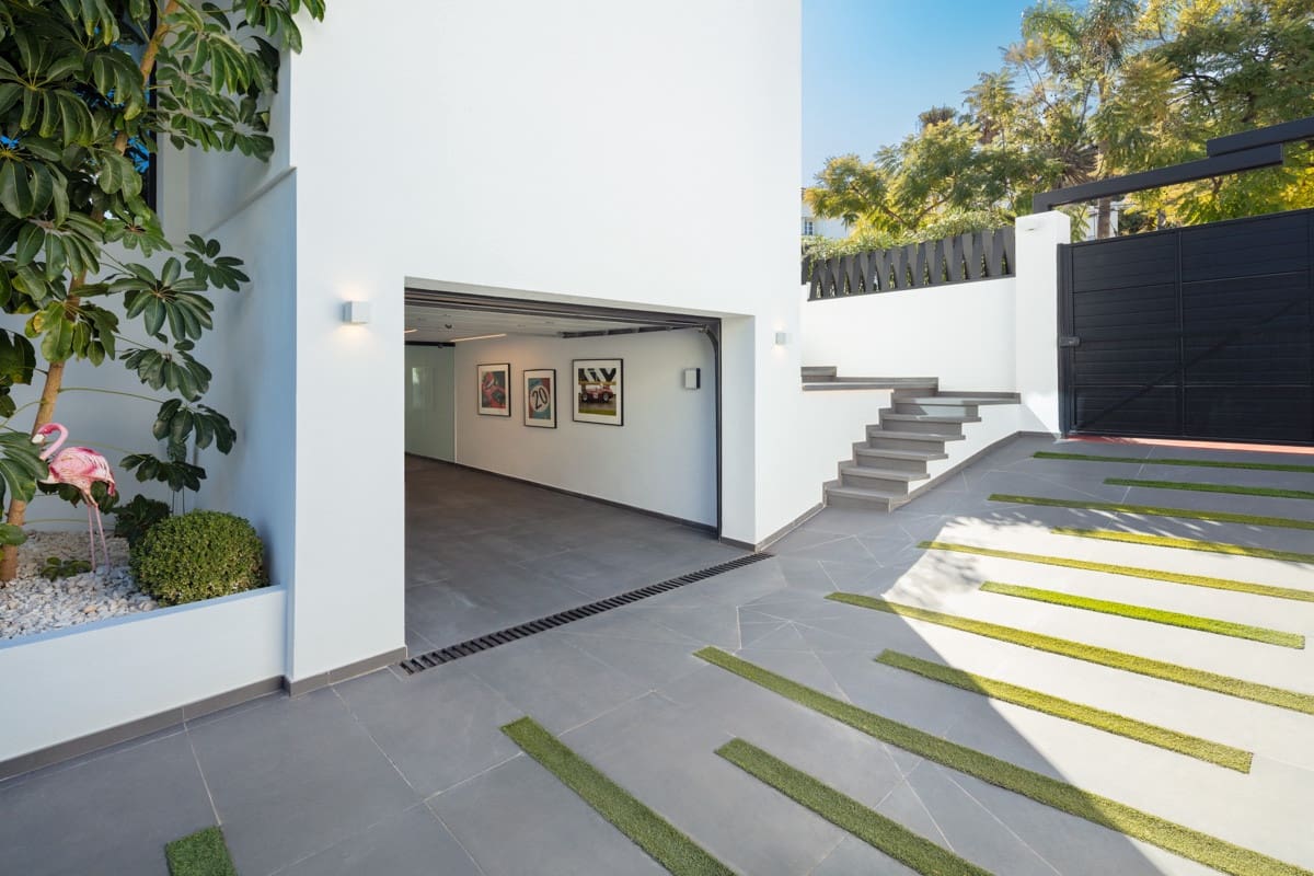 4 bedroom Villa for sale in Marbella with pool garage - € 3,995,000 (Ref: 10002024)
