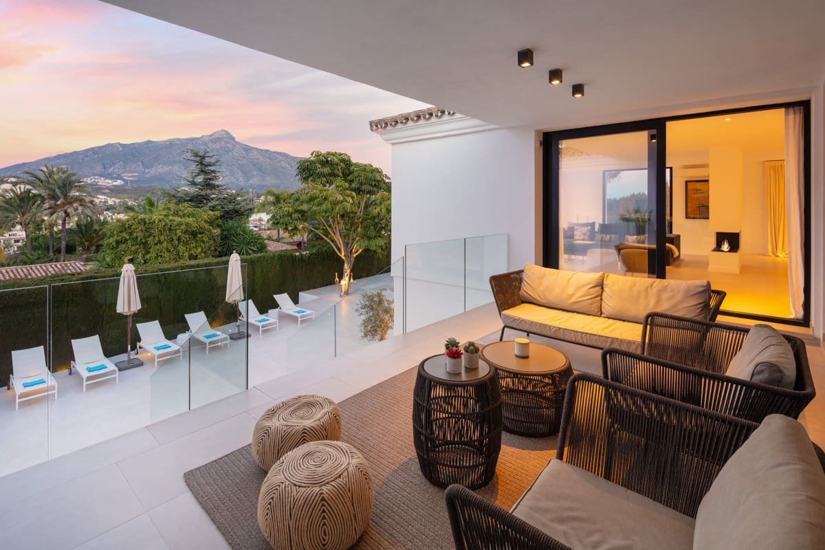 4 bedroom Villa for sale in Marbella with pool garage - € 3,995,000 (Ref: 10002024)