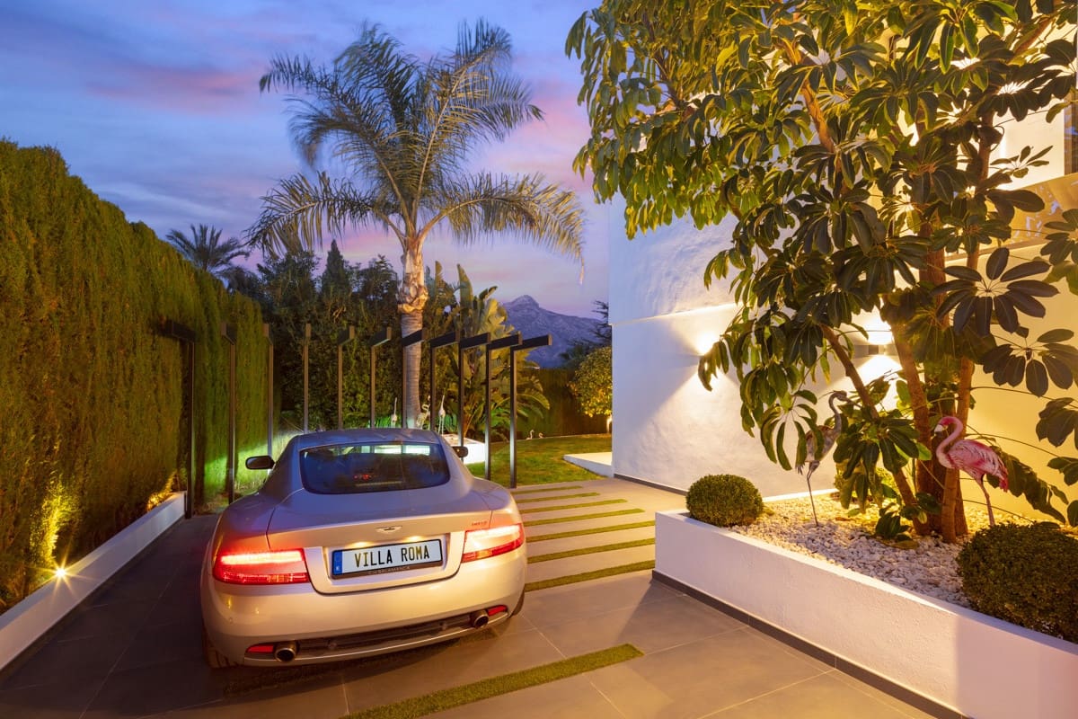 4 bedroom Villa for sale in Marbella with pool garage - € 3,995,000 (Ref: 10002024)