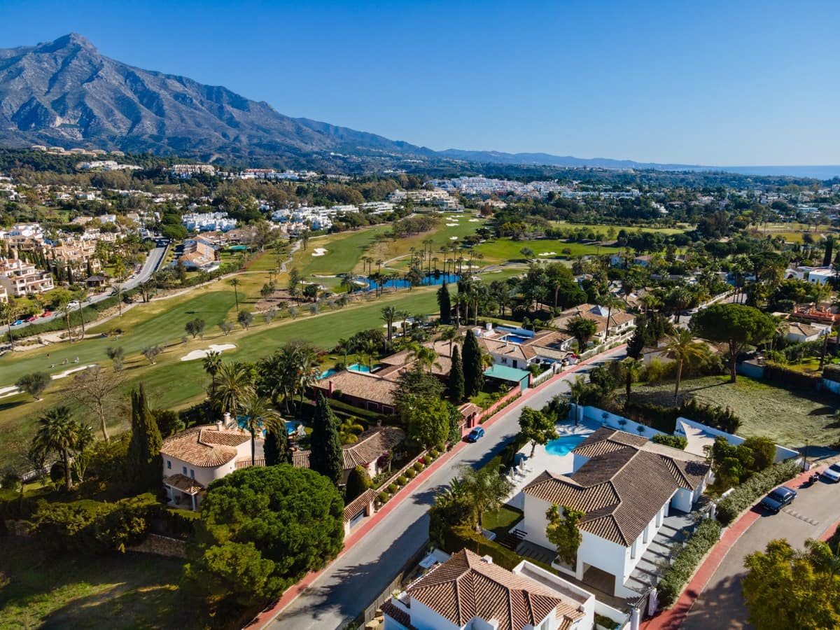 4 bedroom Villa for sale in Marbella with pool garage - € 3,995,000 (Ref: 10002024)