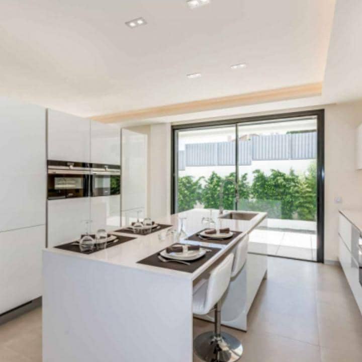 6 sypialnia Willa na sprzedaż w Marbella z basenem garażem - 2 950 000 € (Ref: 10002026)