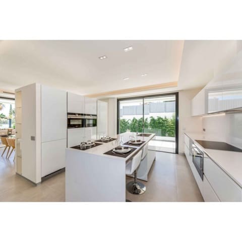 6 sypialnia Willa na sprzedaż w Marbella z basenem garażem - 2 950 000 € (Ref: 10002026)