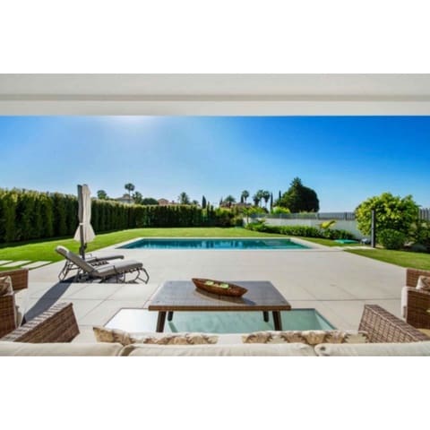 6 sypialnia Willa na sprzedaż w Marbella z basenem garażem - 2 950 000 € (Ref: 10002026)