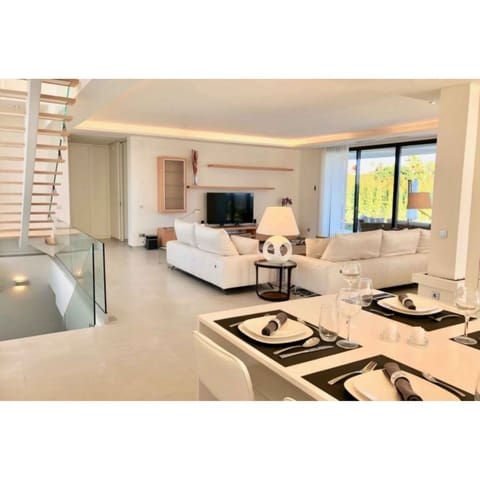 6 sypialnia Willa na sprzedaż w Marbella z basenem garażem - 2 950 000 € (Ref: 10002026)