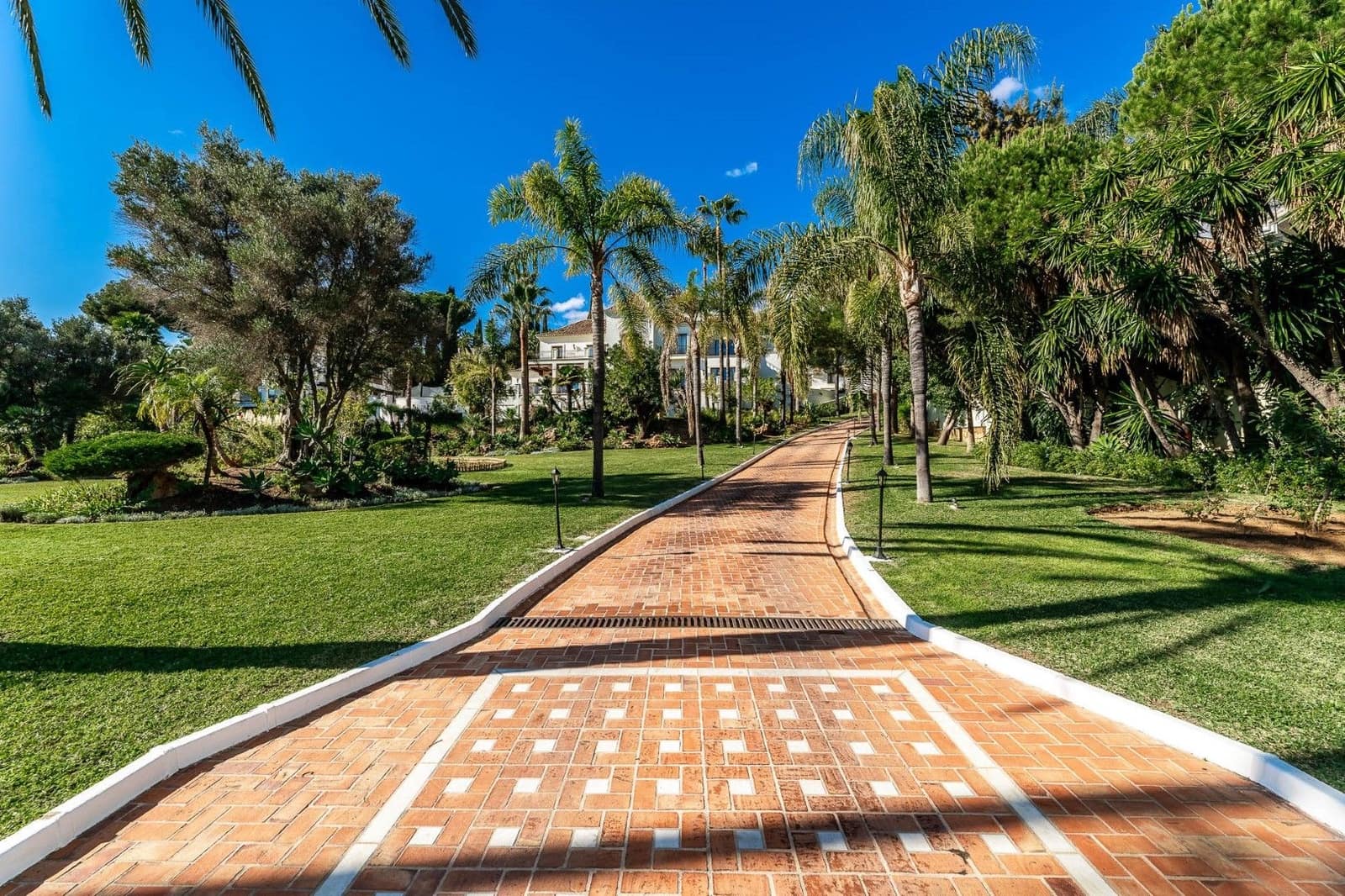 16 quarto Moradia para venda em El Paraiso com piscina garagem - 9 494 000 € (Ref: 10002027)