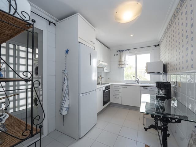 Apartamento de 2 habitaciones en Puerto Banus, Marbella en venta con piscina garaje - 1.575.000 € (Ref: 10002028)