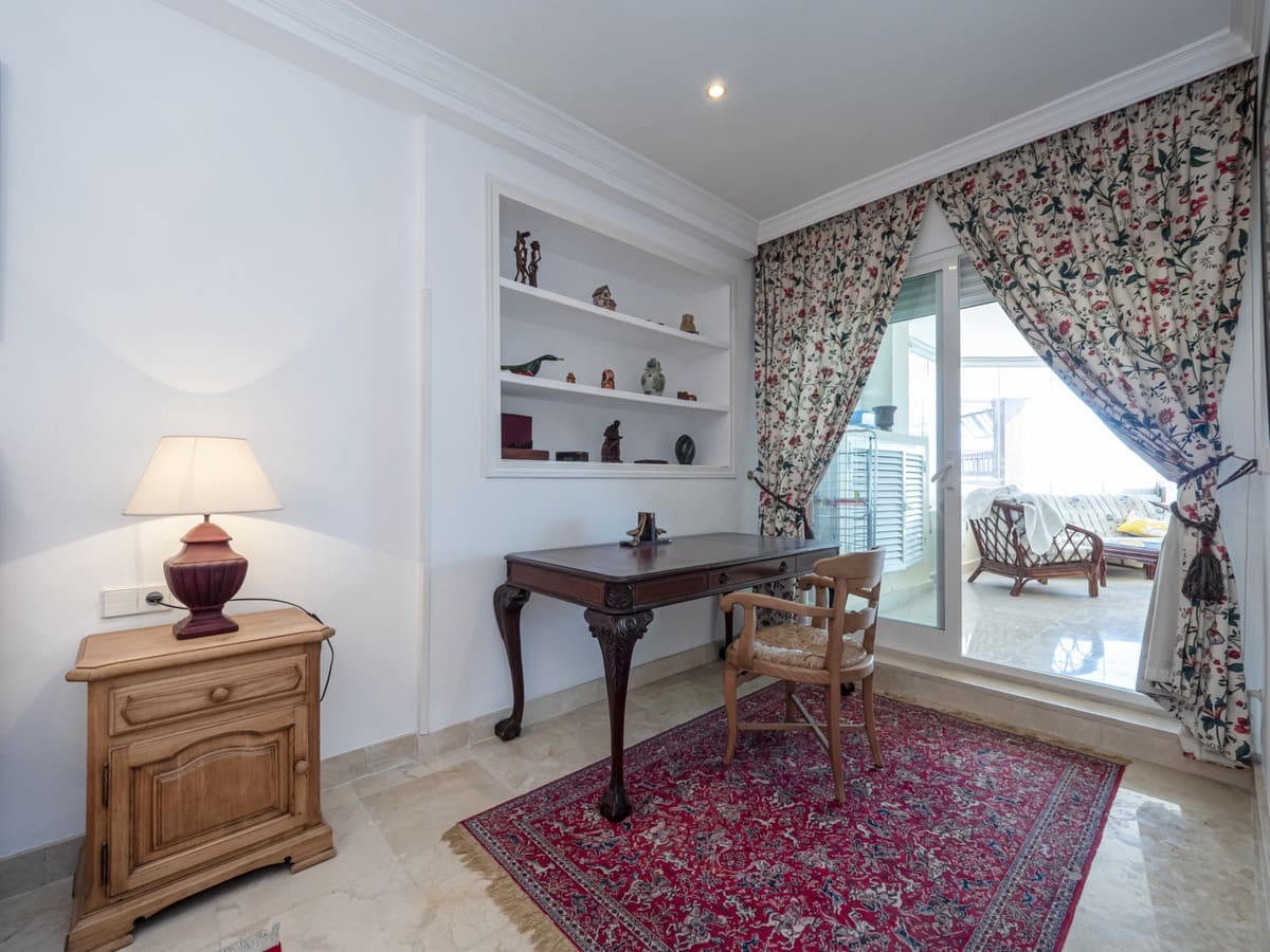 2 sypialnia Apartament na sprzedaż w Puerto Banus z basenem garażem - 1 575 000 € (Ref: 10002028)