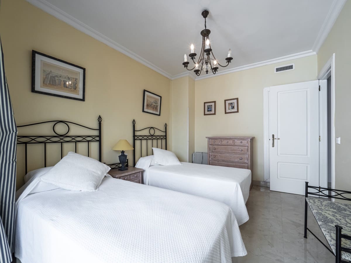 2 sypialnia Apartament na sprzedaż w Puerto Banus z basenem garażem - 1 575 000 € (Ref: 10002028)