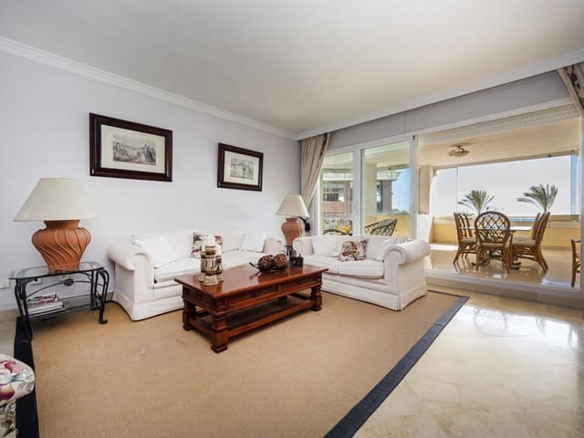 Apartamento de 2 habitaciones en Puerto Banus, Marbella en venta con piscina garaje - 1.575.000 € (Ref: 10002028)