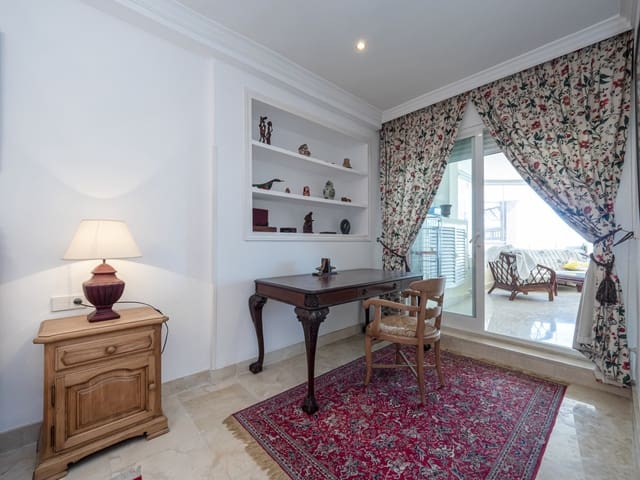 Apartamento de 2 habitaciones en Puerto Banus, Marbella en venta con piscina garaje - 1.575.000 € (Ref: 10002028)