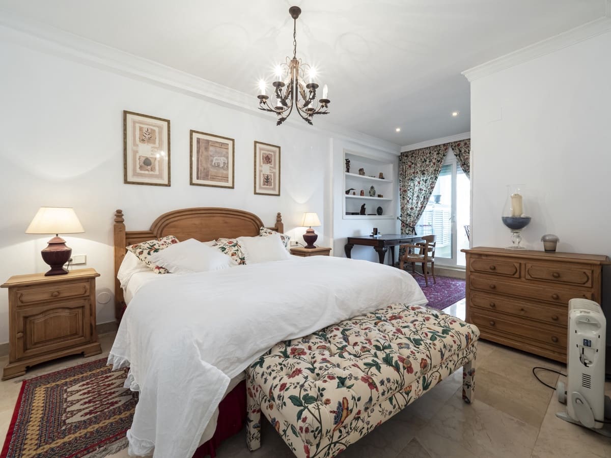 2 sypialnia Apartament na sprzedaż w Puerto Banus z basenem garażem - 1 575 000 € (Ref: 10002028)