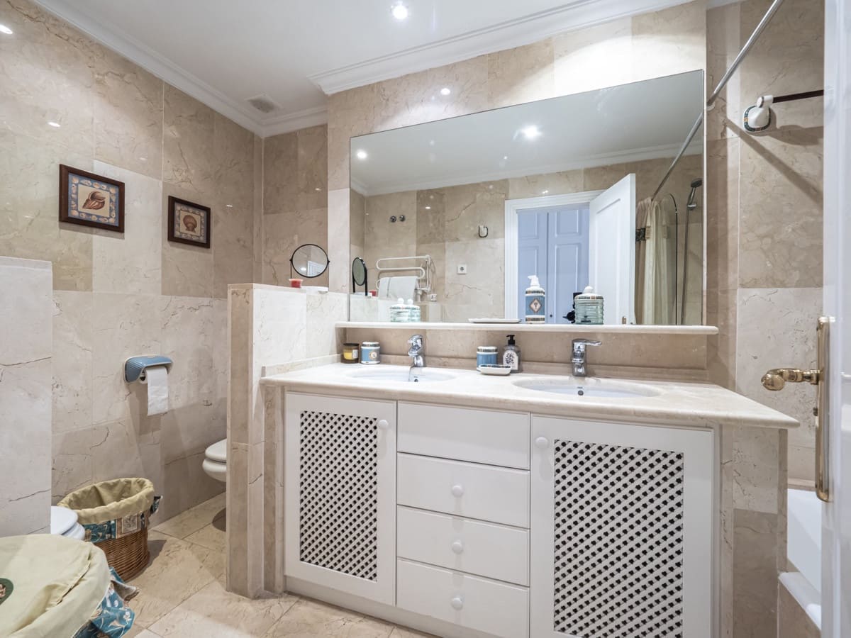 2 sypialnia Apartament na sprzedaż w Puerto Banus z basenem garażem - 1 575 000 € (Ref: 10002028)