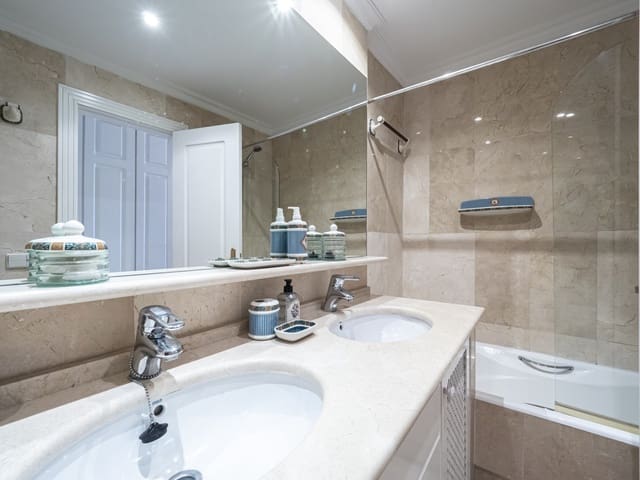 Apartamento de 2 habitaciones en Puerto Banus, Marbella en venta con piscina garaje - 1.575.000 € (Ref: 10002028)
