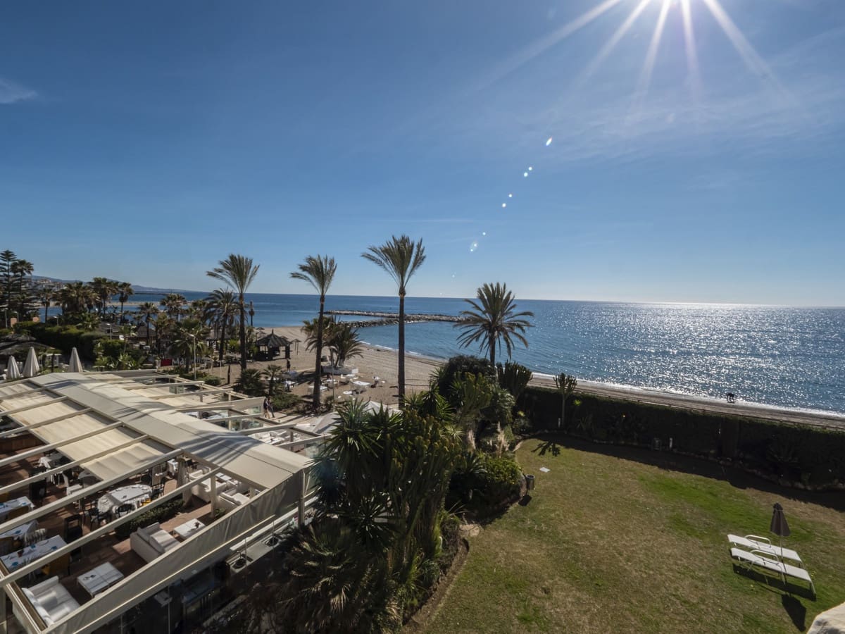 2 sypialnia Apartament na sprzedaż w Puerto Banus z basenem garażem - 1 575 000 € (Ref: 10002028)