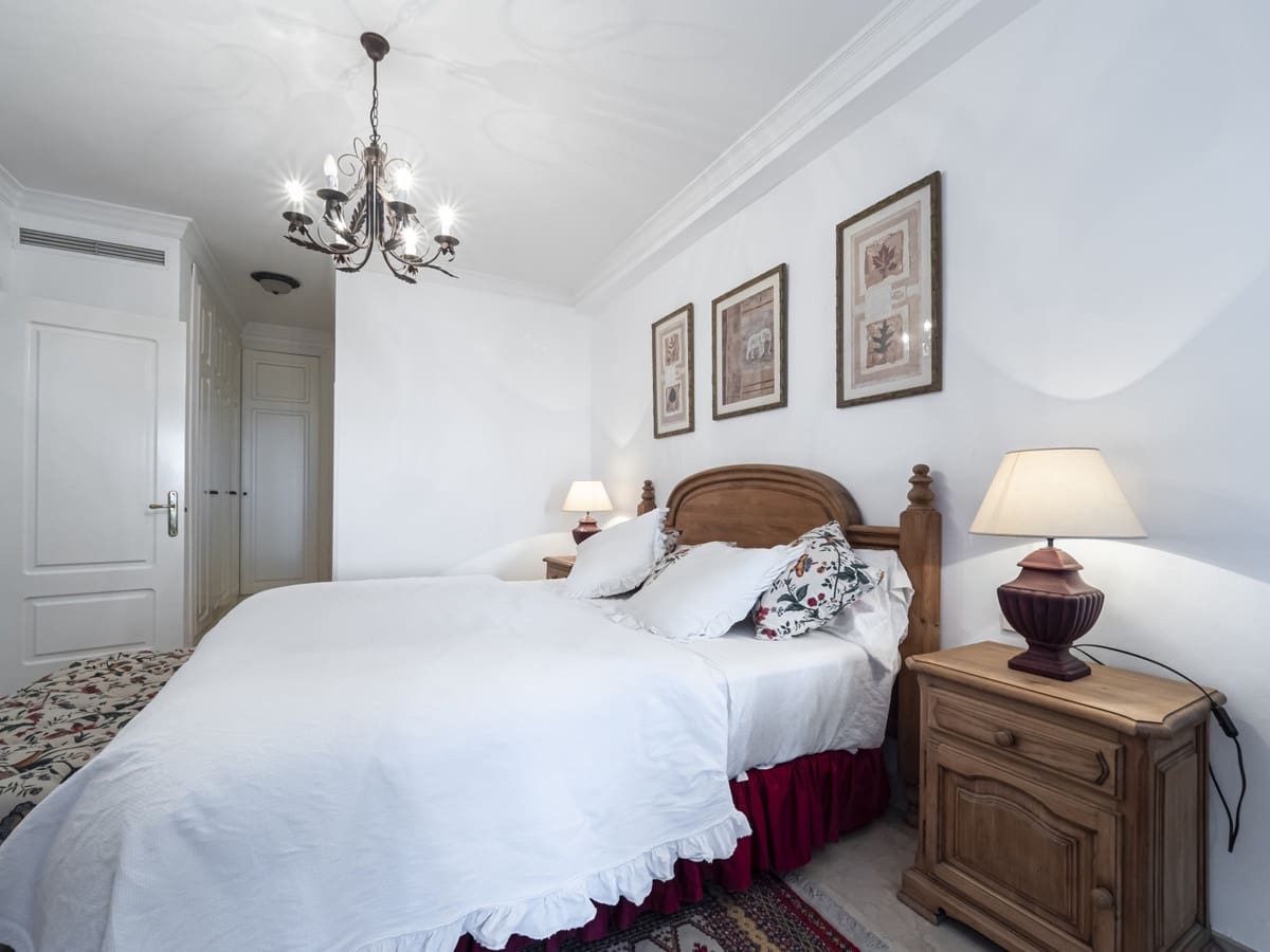 2 sypialnia Apartament na sprzedaż w Puerto Banus z basenem garażem - 1 575 000 € (Ref: 10002028)