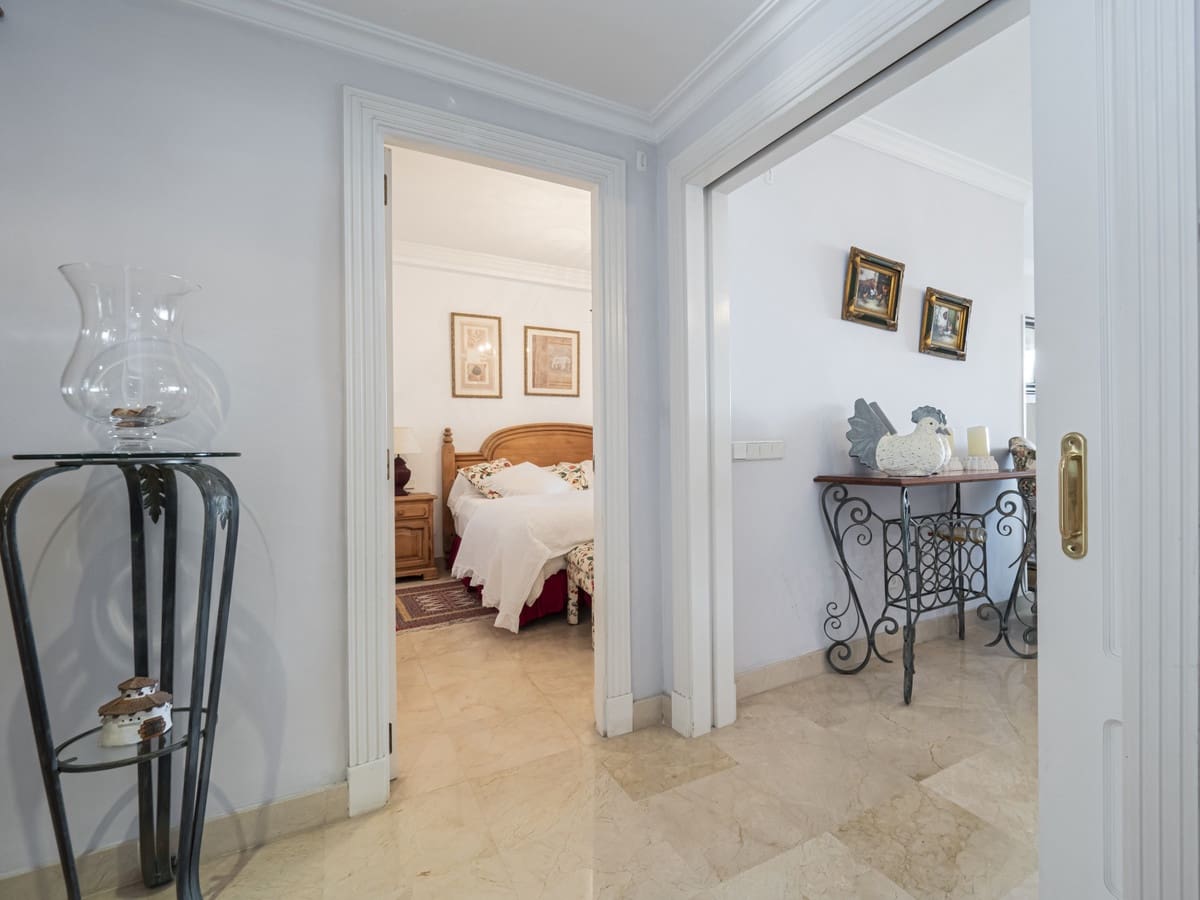 2 sypialnia Apartament na sprzedaż w Puerto Banus z basenem garażem - 1 575 000 € (Ref: 10002028)