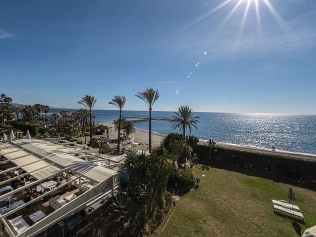 Apartamento de 2 habitaciones en Puerto Banus, Marbella en venta con piscina garaje - 1.575.000 € (Ref: 10002028)