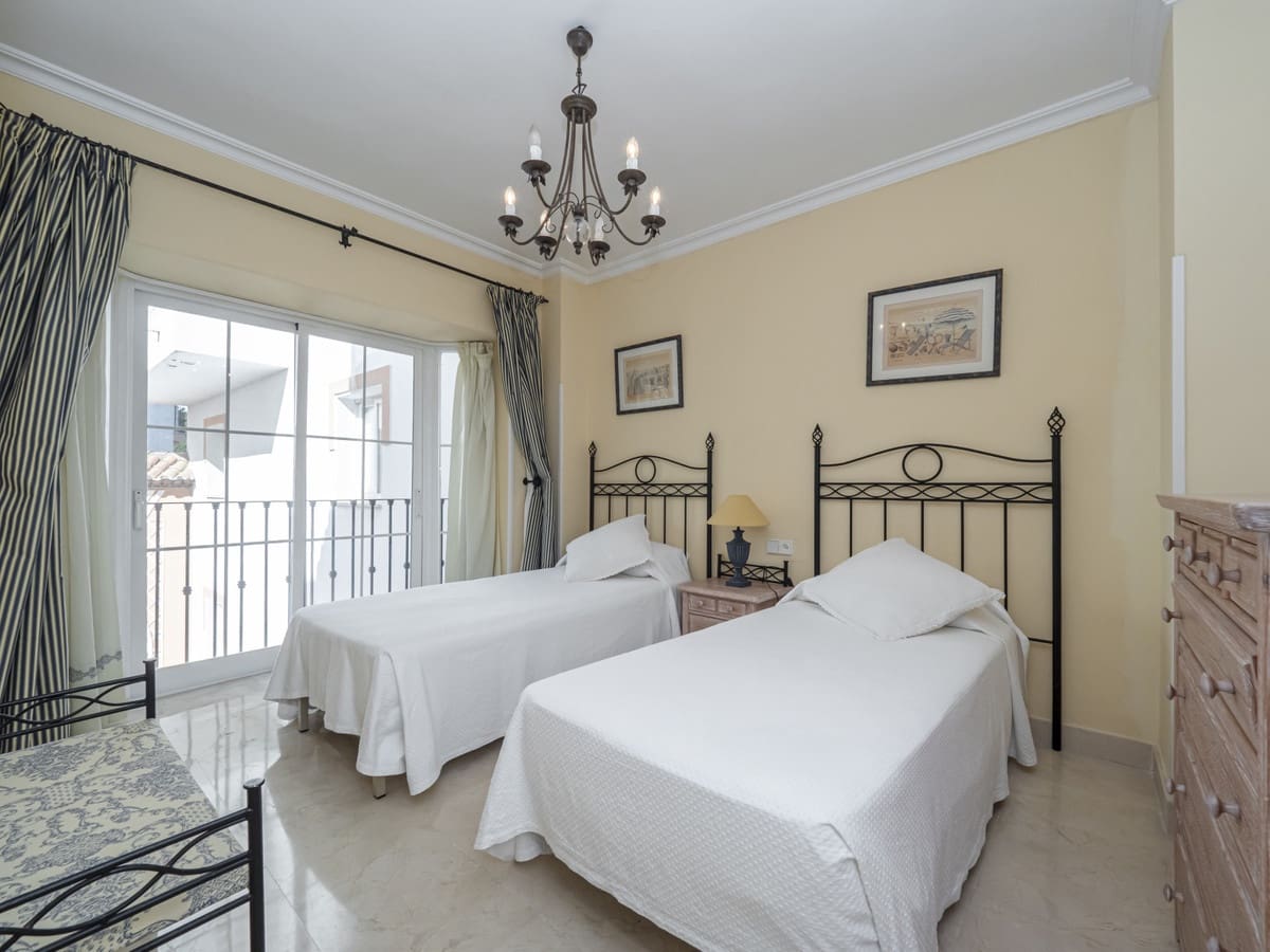 2 sypialnia Apartament na sprzedaż w Puerto Banus z basenem garażem - 1 575 000 € (Ref: 10002028)