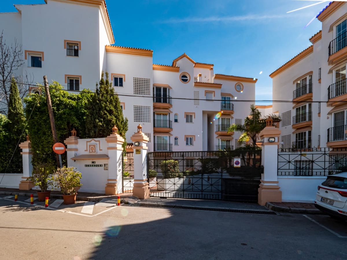 2 sypialnia Apartament na sprzedaż w Puerto Banus z basenem garażem - 1 575 000 € (Ref: 10002028)