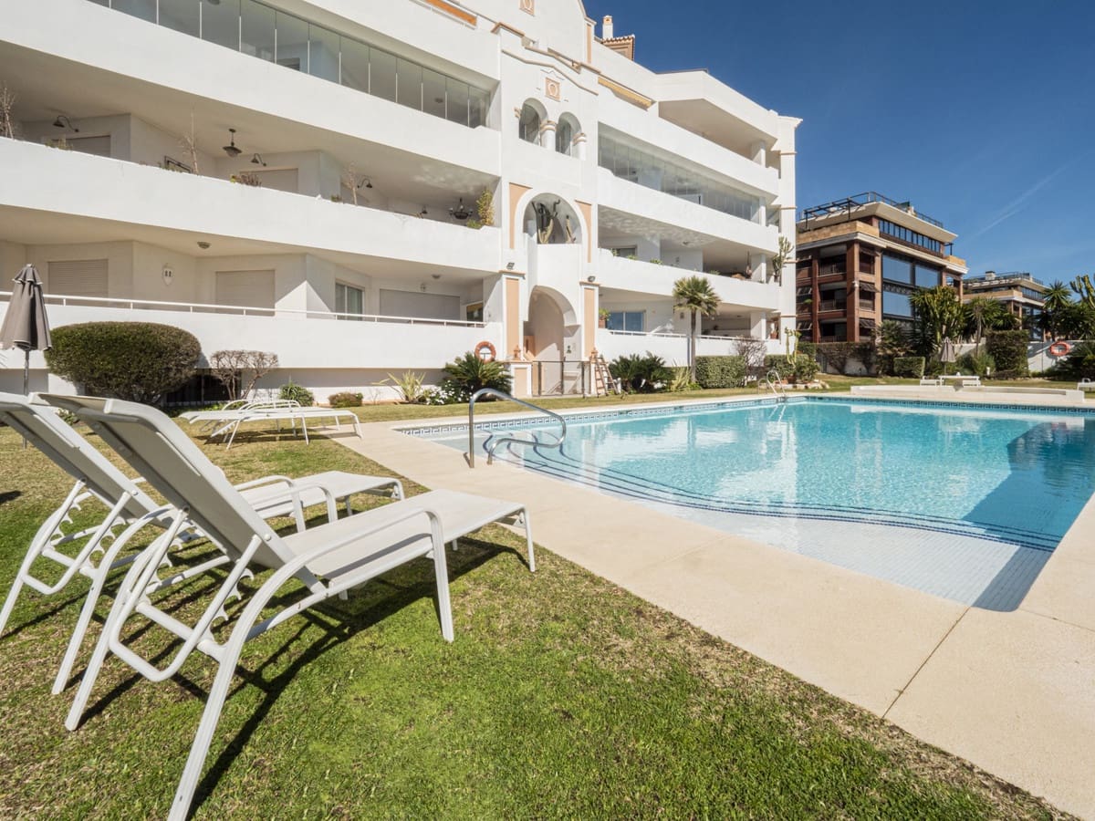 2 sypialnia Apartament na sprzedaż w Puerto Banus z basenem garażem - 1 575 000 € (Ref: 10002028)