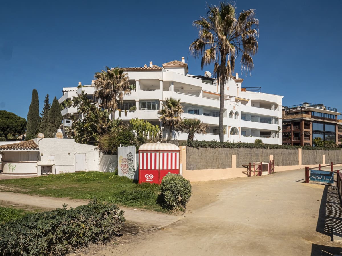 2 sypialnia Apartament na sprzedaż w Puerto Banus z basenem garażem - 1 575 000 € (Ref: 10002028)