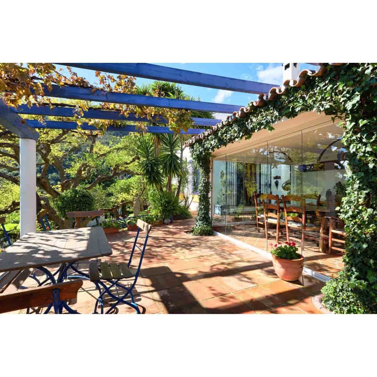 Chalet de 2 habitaciones en Estepona en venta con piscina garaje - 695.000 € (Ref: 10002031)