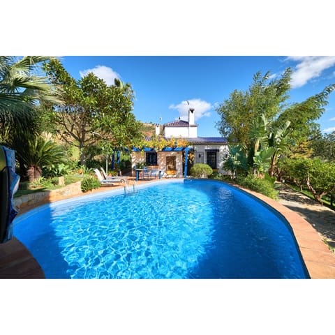 Chalet de 2 habitaciones en Estepona en venta con piscina garaje - 695.000 € (Ref: 10002031)
