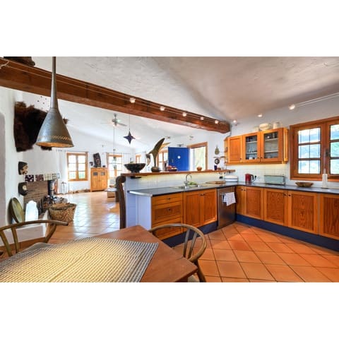 Chalet de 2 habitaciones en Estepona en venta con piscina garaje - 695.000 € (Ref: 10002031)