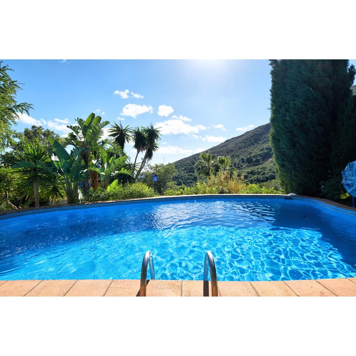 Chalet de 2 habitaciones en Estepona en venta con piscina garaje - 695.000 € (Ref: 10002031)
