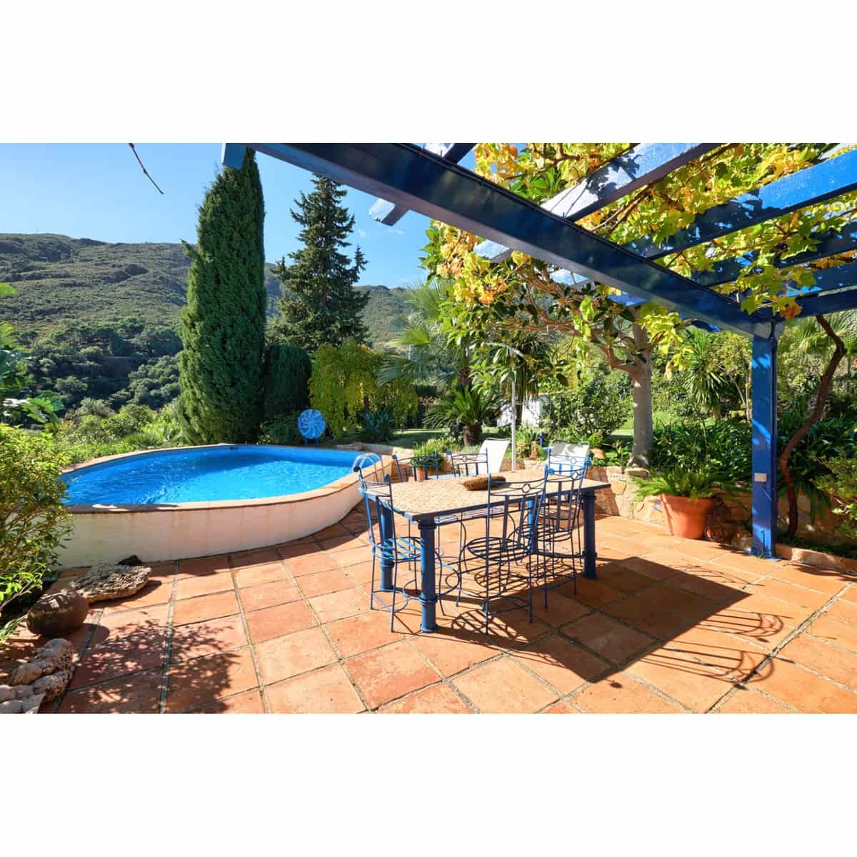 Chalet de 2 habitaciones en Estepona en venta con piscina garaje - 695.000 € (Ref: 10002031)