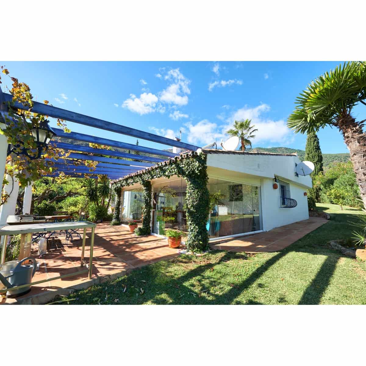 Chalet de 2 habitaciones en Estepona en venta con piscina garaje - 695.000 € (Ref: 10002031)