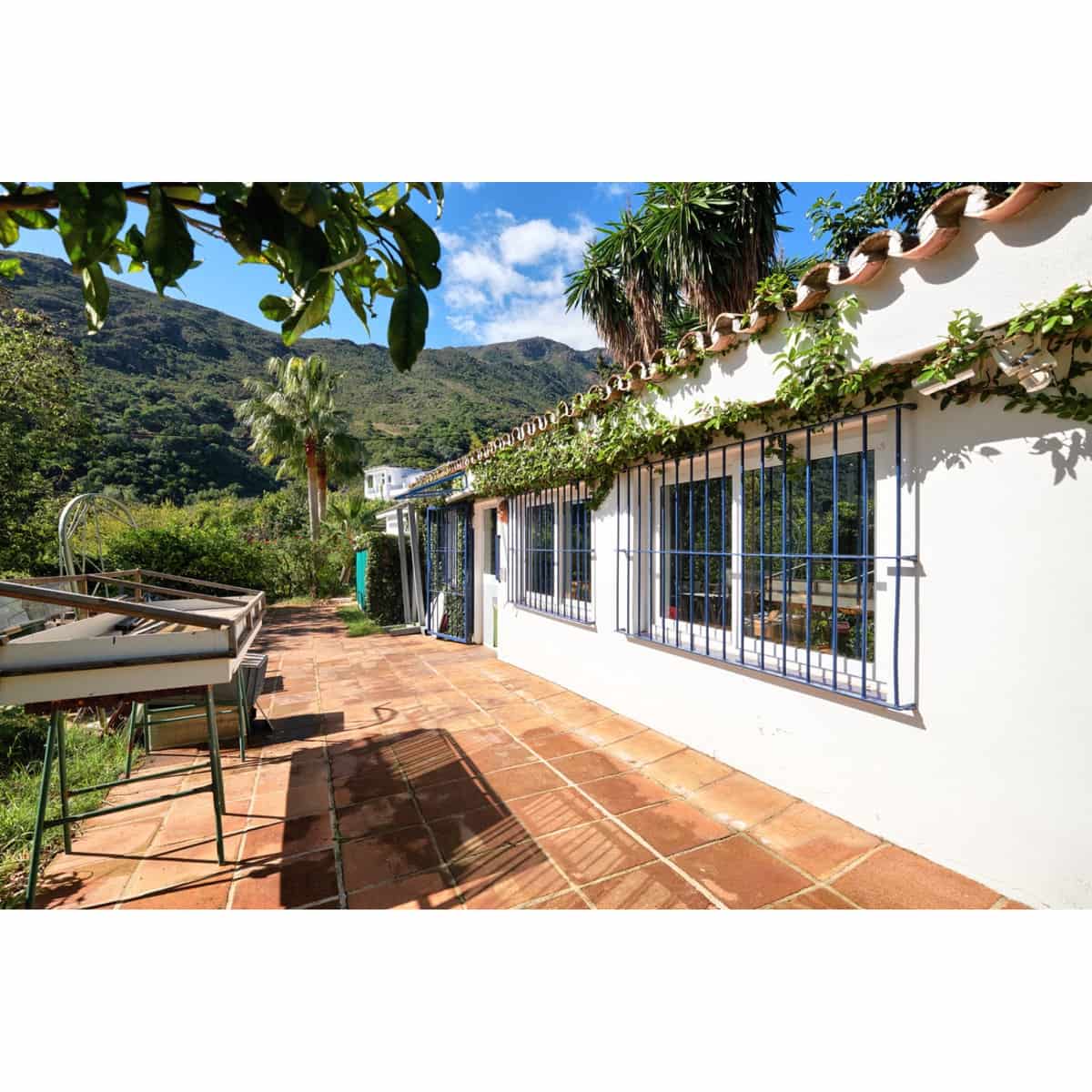 Chalet de 2 habitaciones en Estepona en venta con piscina garaje - 695.000 € (Ref: 10002031)