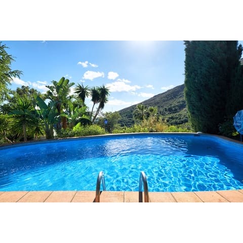Chalet de 2 habitaciones en Estepona en venta con piscina garaje - 695.000 € (Ref: 10002031)