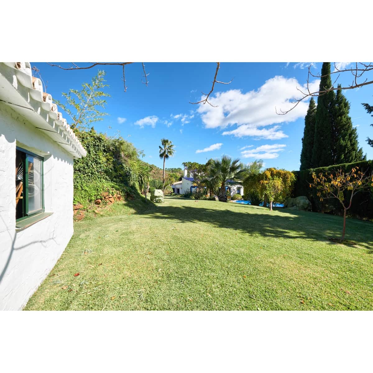 Chalet de 2 habitaciones en Estepona en venta con piscina garaje - 695.000 € (Ref: 10002031)