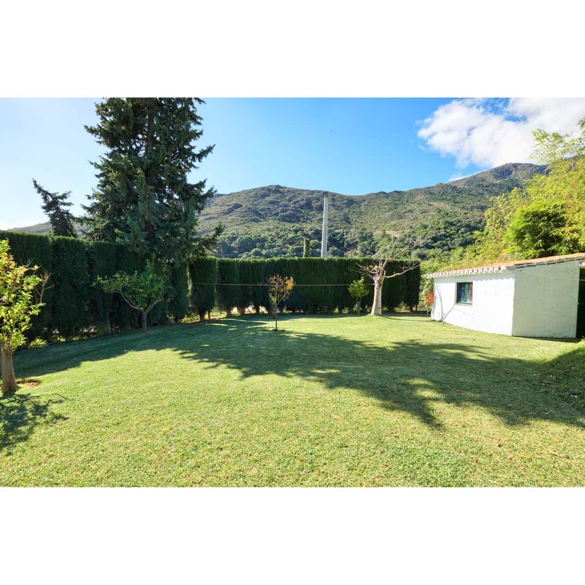 Chalet de 2 habitaciones en Estepona en venta con piscina garaje - 695.000 € (Ref: 10002031)