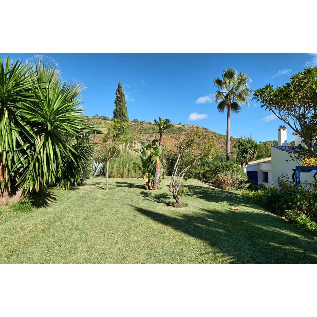 Chalet de 2 habitaciones en Estepona en venta con piscina garaje - 695.000 € (Ref: 10002031)