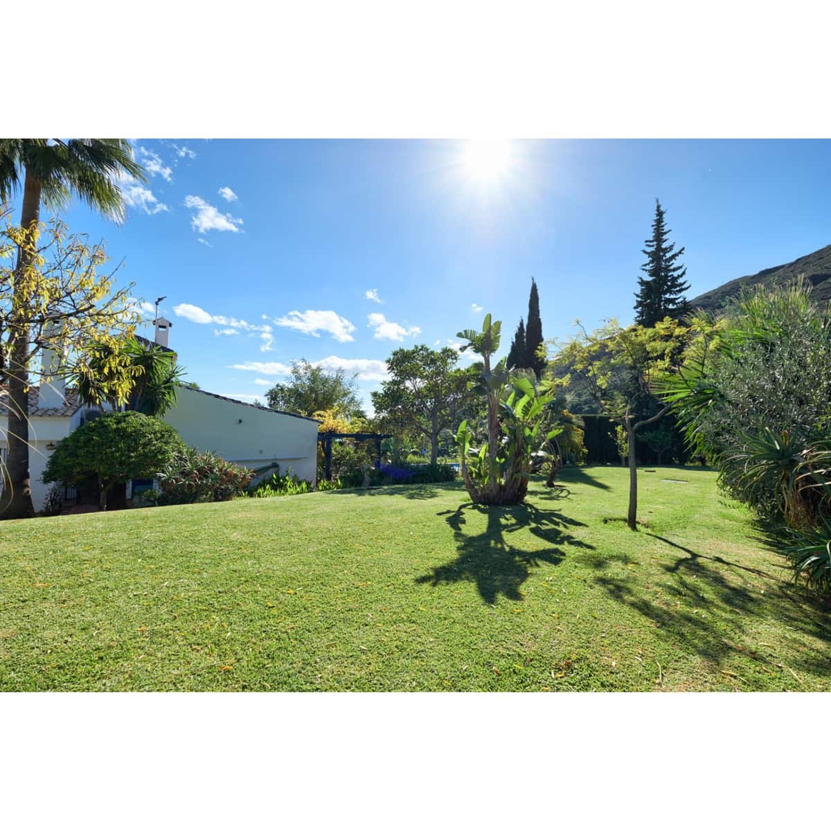 Chalet de 2 habitaciones en Estepona en venta con piscina garaje - 695.000 € (Ref: 10002031)